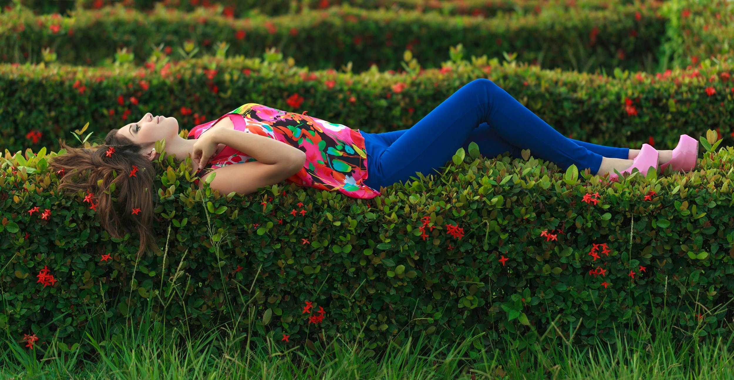 pexels FEMME HEURUSE allong Bleu rose vifs.2500pix